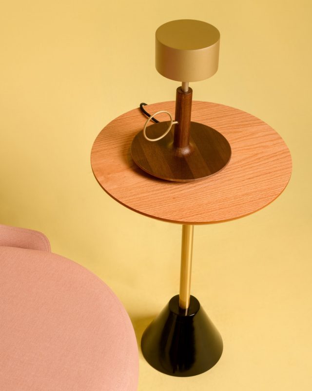 Inspirada pelo minimalismo japonês, a coleção Vela utiliza materiais quentes (como a madeira) e frios (como o alumínio) em total equilíbrio.

Vela de mesa, design assinado por @viniciussiega 

Foto @guijordani